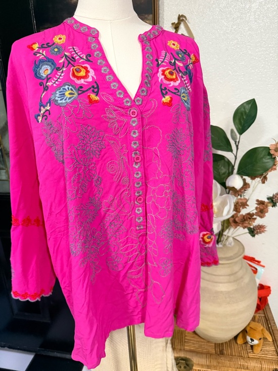 st.lareina Tops - Embroidered V-Neck Tunic Top in Hot Pink